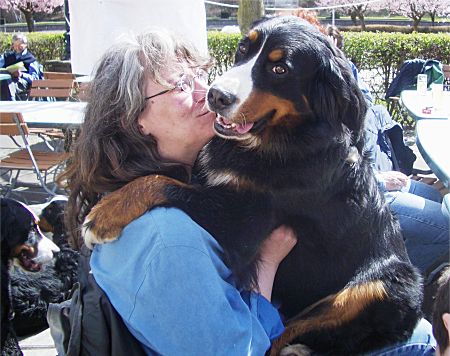 Foto: Petra mit Frieda auf dem Scho�