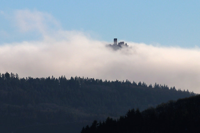 Die N&uuml;rburg im Nebel