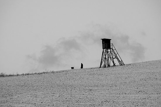 Hochsitz mit Schneewolken und Spazierg�nger, Euskirchen-Kirchheim, Naherholungsgebiet Steinbachtalsperre