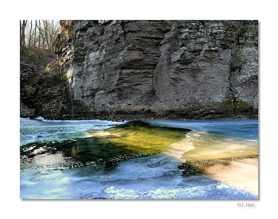 Zugefrorene Ahr bei Schuld