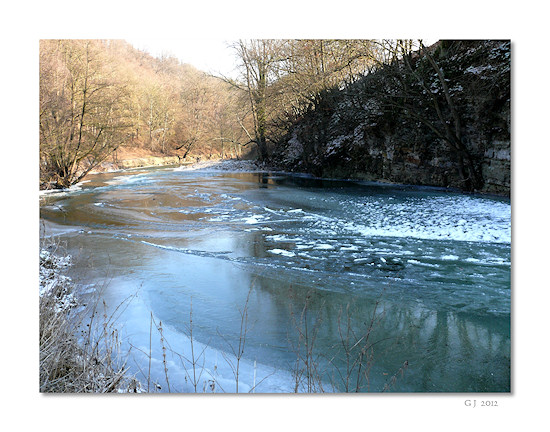 Zugefrorene Ahr bei Schuld