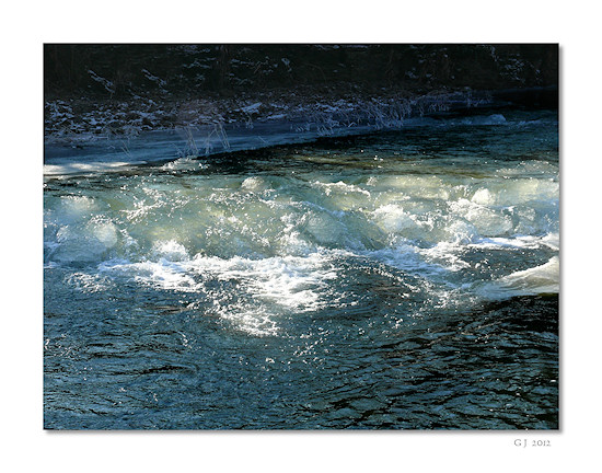 Zugefrorene Ahr bei Schuld