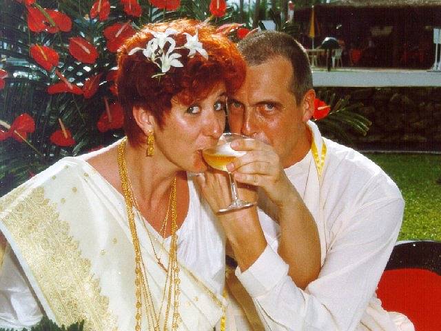 Hochzeitssekt in Sari und Saron