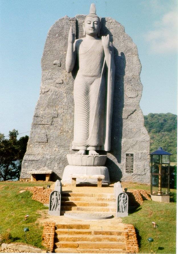 Eine der allgegenw�rtigen Buddhastatuen (Sri Lanka)
