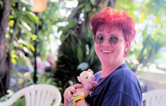 Aga mit ihrem Gl�cksschweinchen (Sri Lanka)