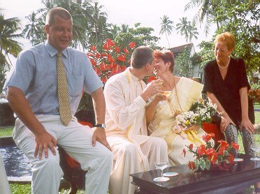 Hochzeitspaar mit Trauzeugen (Sri Lanka)