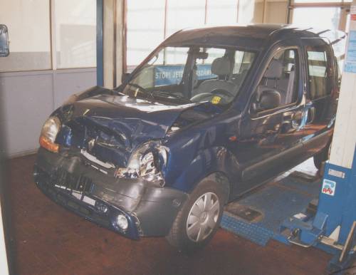 Unser Kangoo nach dem Frontalzusammensto� (Gutachterfoto)