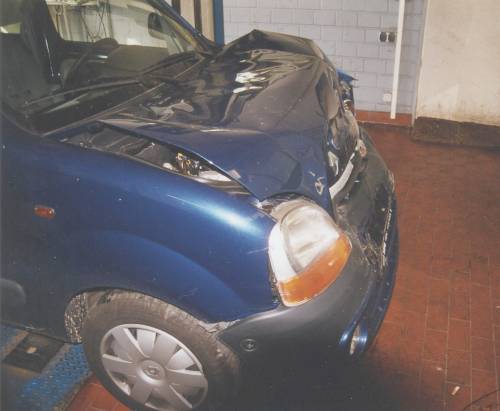 Unser Kangoo nach dem Frontalzusammensto� (Gutachterfoto)