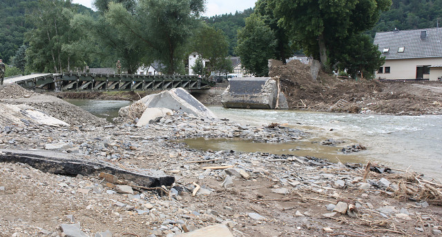 Behelfsbrücke neben den Fundamenten der zerstörten Brücke in Insul