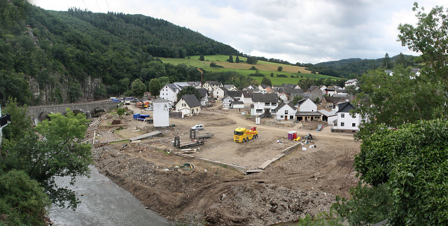 Zerstörung in Schuld. Dorfplatz Deistig.